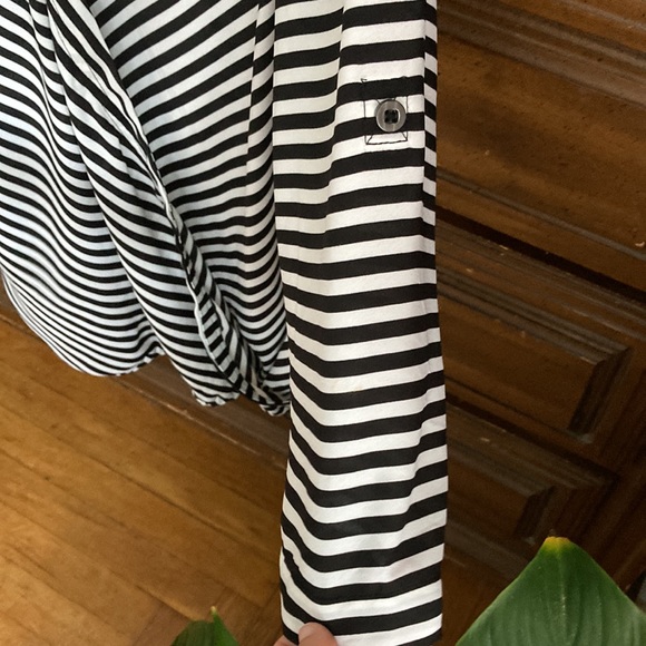 Soho New York & Company Black and White Drapey Blouse Size Medium - Picture 5 of 9